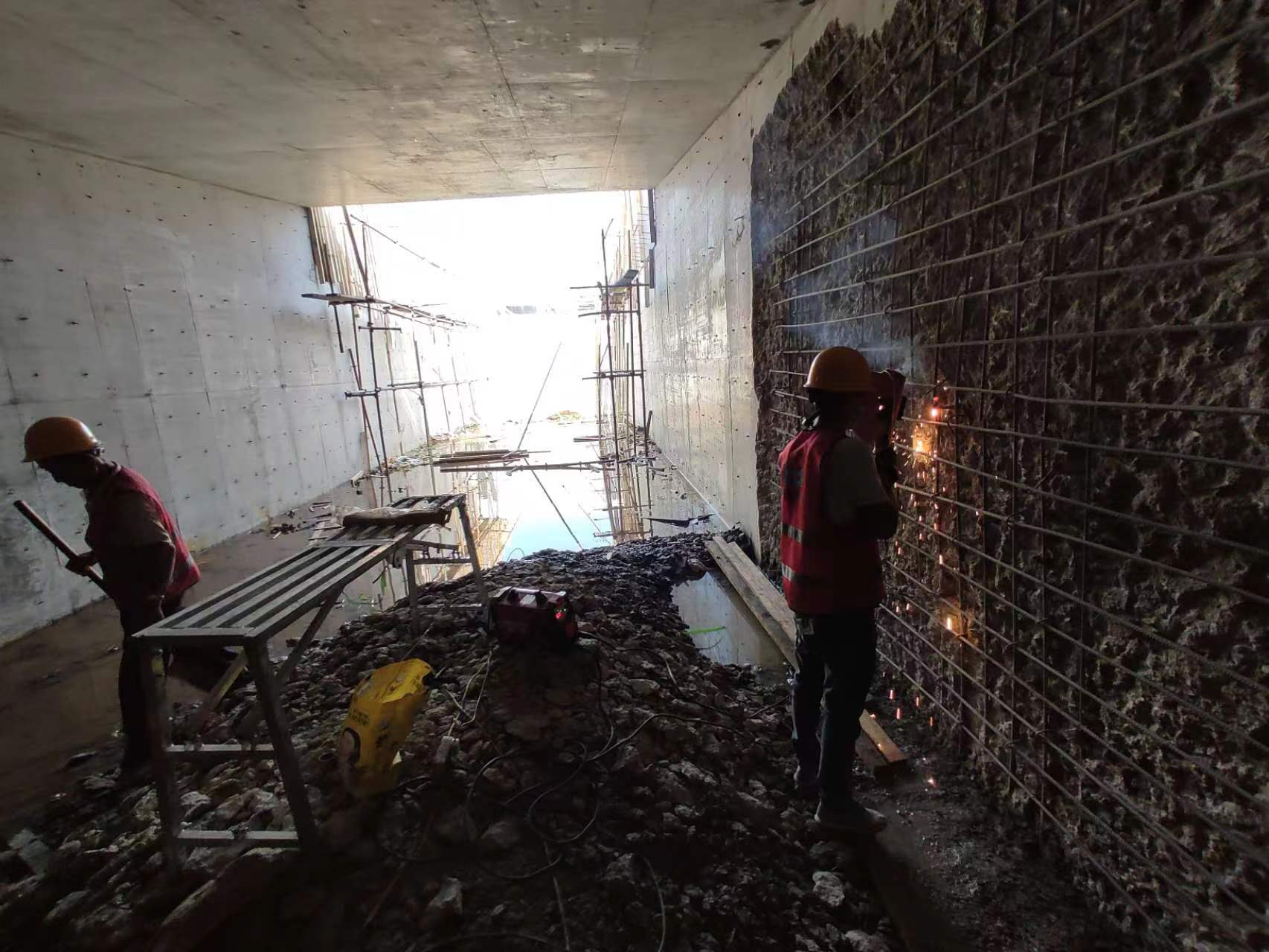 东乡挖断承重墙导致楼体开裂，加固施工方案出炉